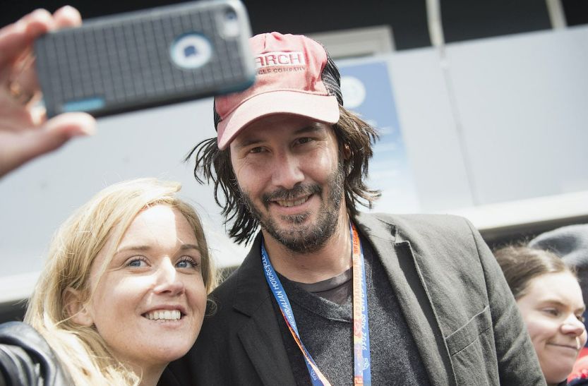 do-famous-people-have-any-contact-with-their-fansKeanu Reeves photographed with fan