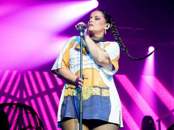 Nelly Furtado Singing